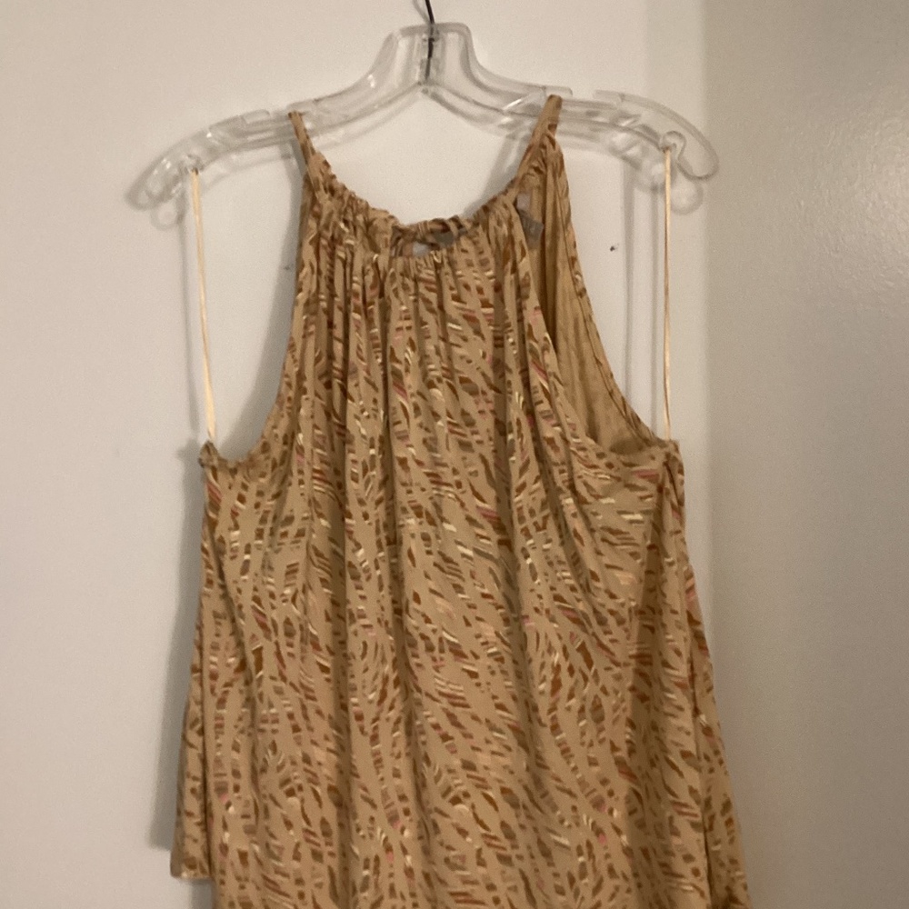 Tank  top with keyhole back